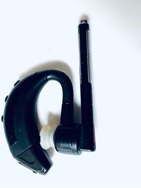 Naztech Wireless Bluetooth Ear Hook Headset in Black With USB Cable in Working